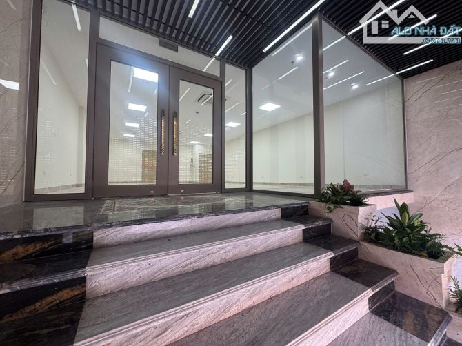 Toà Văn Phòng Đẹp mê ly Mỹ Đình, 160m2, 8 tầng, mặt tiền 8m.