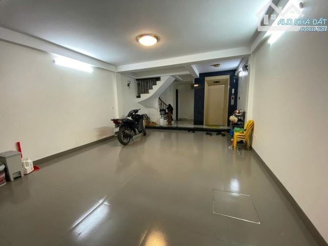 Tân Mai ,diện tích 51m. 8tầng . MT 5m. Giá 24 tỷ Hoàng Mai