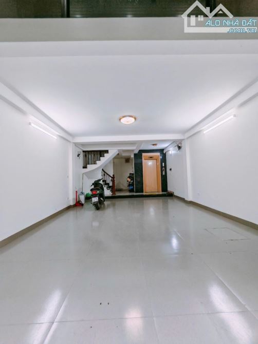 Tân Mai ,diện tích 51m. 8tầng . MT 5m. Giá 24 tỷ Hoàng Mai