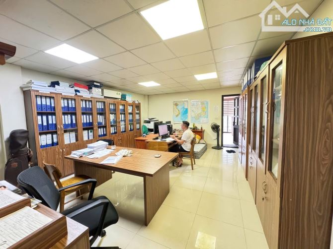 Toà VP Hoàng Cầu, vỉa hè, KD, 3 ô tô tránh, 6T thang máy, DT 60tr/th