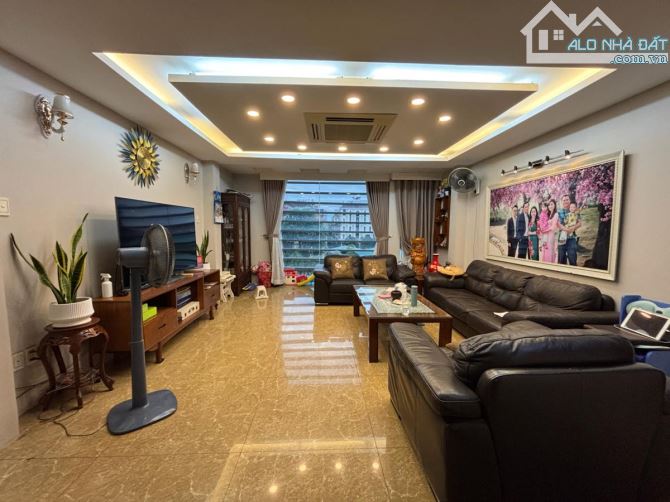 Toà VP Hoàng Cầu, vỉa hè, KD, 3 ô tô tránh, 6T thang máy, DT 60tr/th