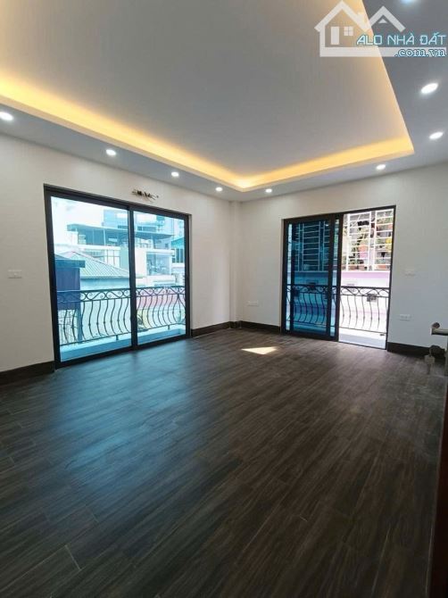 Bán căn góc ngã tư Hoàng Quốc Việt - Hơn 18 Tỷ, 65m, 7 tầng thang máy, ô tô