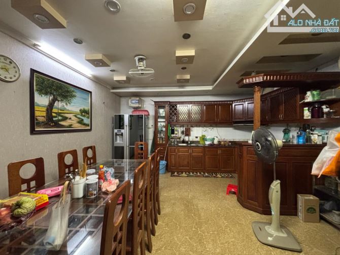 Toà VP Hoàng Cầu, vỉa hè, KD, 3 ô tô tránh, 6T thang máy, DT 60tr/th