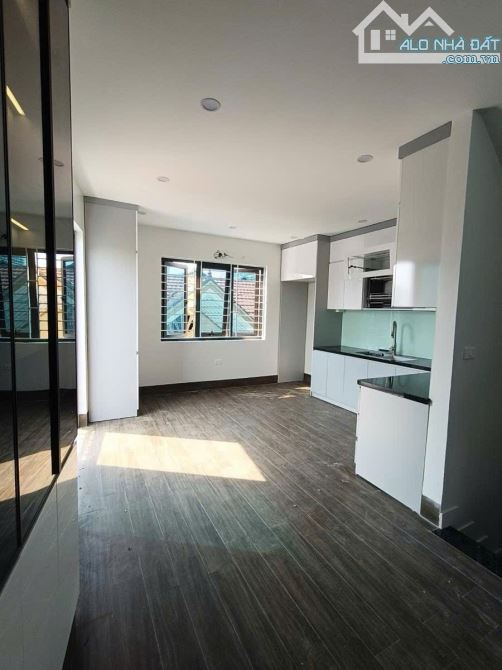 Bán căn góc ngã tư Hoàng Quốc Việt - Hơn 18 Tỷ, 65m, 7 tầng thang máy, ô tô