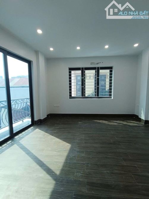 Bán căn góc ngã tư Hoàng Quốc Việt - Hơn 18 Tỷ, 65m, 7 tầng thang máy, ô tô