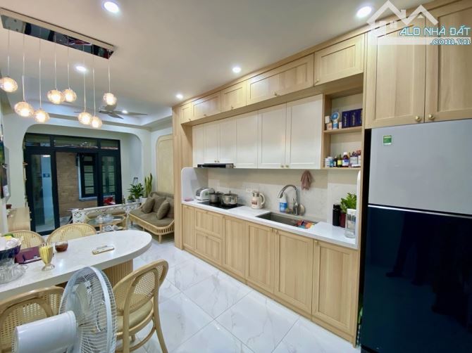 NHÀ THIẾT KẾ RIÊNG ĐẸP LONG LANH- PHỐ VIP- Ô CHỜ THANG MÁY- 5 TẦNG- Hơn 9 Tỷ