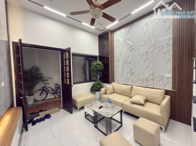 Bán nhà Trần Khát Chân 37m2, 5T, mt 4m gần phố, full nội thất, sổ đỏ riêng. Giá 7.99 tỷ