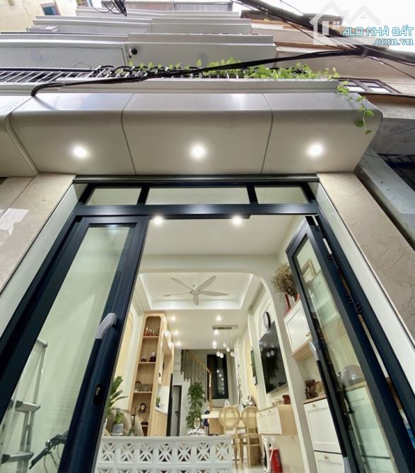 NHÀ THIẾT KẾ RIÊNG ĐẸP LONG LANH- PHỐ VIP- Ô CHỜ THANG MÁY- 5 TẦNG- Hơn 9 Tỷ