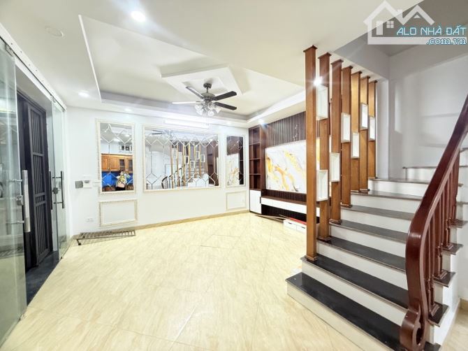 CẦN TIỀN KINH DOANH NÊN BÁN GẤP 40M2 LĨNH NAM, 4 TẦNG, 4 NGỦ, GIÁ NHỈNH 7 TỶ