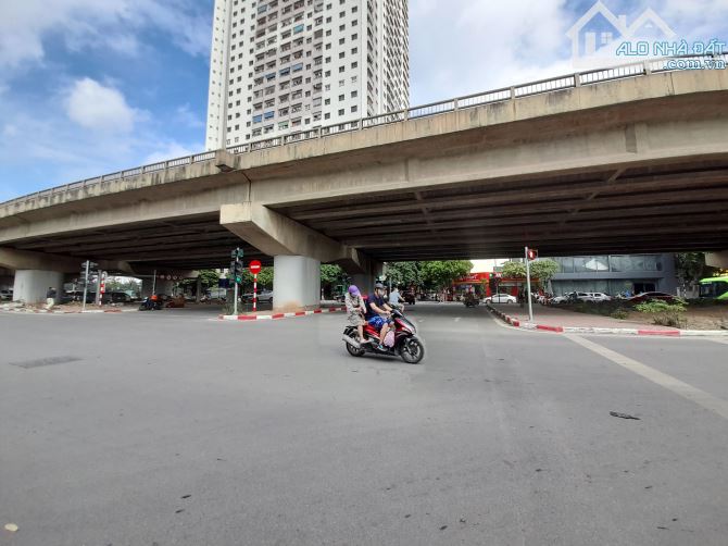 Bán nhà Mặt Phố Linh Đàm, Hoàng Mai - lô góc, DT 582m2 - Mặt tiền 26m - siêu rẻ 330tr/m2