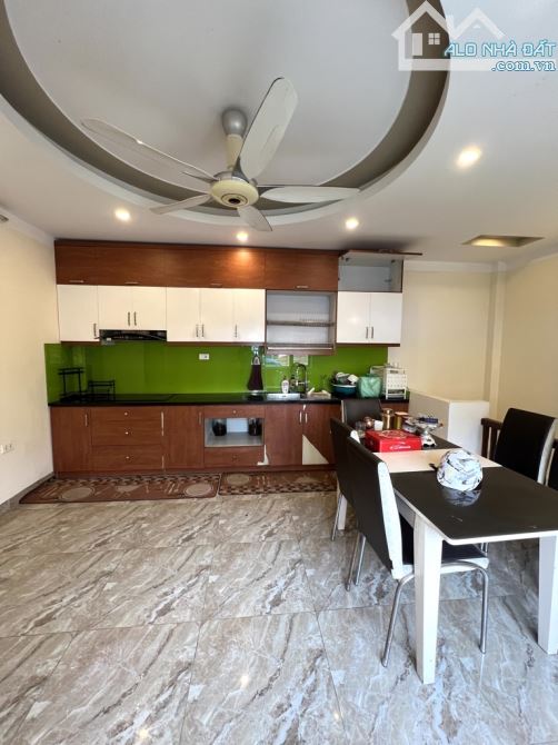 PHÂN LÔ VIP HOÀNG VĂN THÁI - LÔ GÓC - GARA Ô TÔHÀNG XÓM TOÀN CÁN BỘ VỀ HƯU