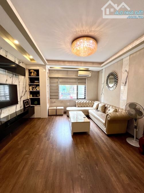 PHÂN LÔ VIP HOÀNG VĂN THÁI - LÔ GÓC - GARA Ô TÔHÀNG XÓM TOÀN CÁN BỘ VỀ HƯU