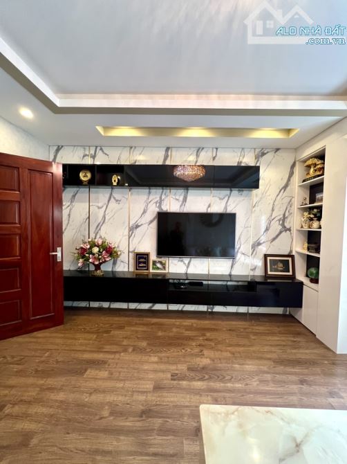 PHÂN LÔ VIP HOÀNG VĂN THÁI - LÔ GÓC - GARA Ô TÔHÀNG XÓM TOÀN CÁN BỘ VỀ HƯU