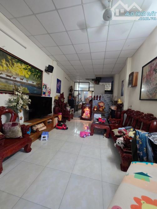 Nhà 2T ngay chợ lạc quang kinh doanh tốt tân thới nhất quận 12.(4.7x23) - 9.x tỷ - 9