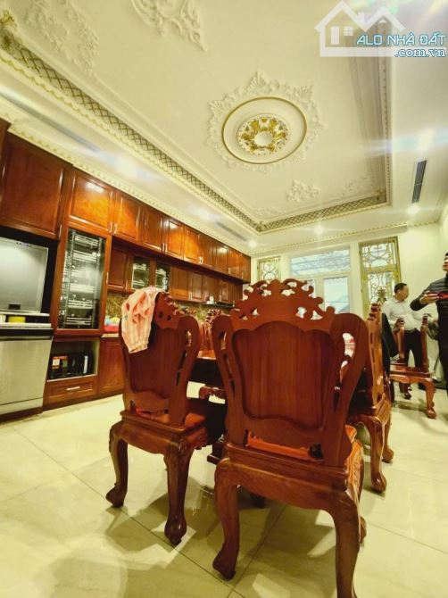 Bán nhà mặt phố Quan Nhân, DT 103m, 6 tầng thang máy, MT 5m, giá 50 tỷ.