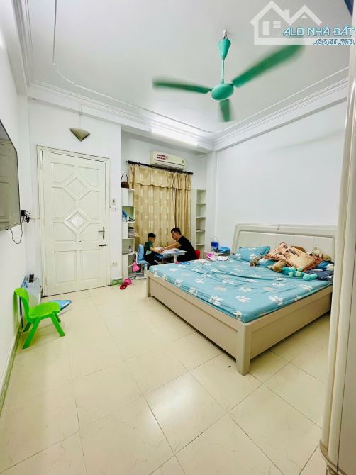 Nhà 33M2 Hoàng Hoa Thám, Mặt Ngõ Thông, 50M ra Ôtô, Không Quy Hoặch, Sổ Đẹp, 7.2 Tỷ