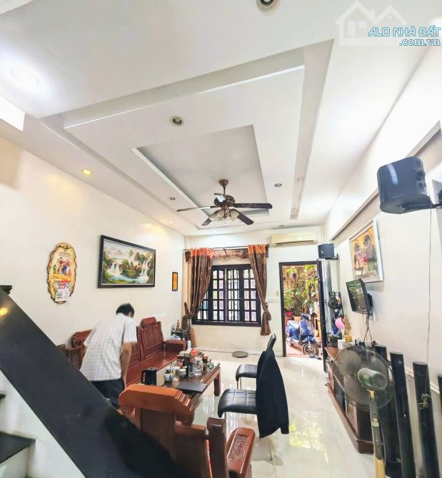 Bán nhà VÕ CHÍ CÔNG, Xuân La . Mặt ngõ thông, oto tránh, vào nhà. Giá cả hợp lý.