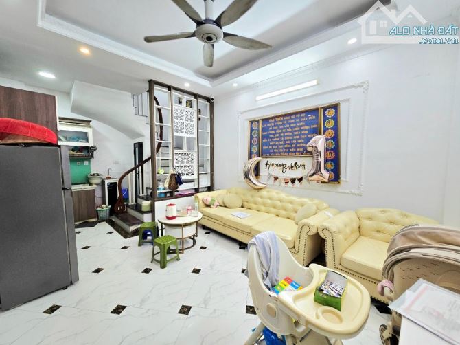 Bán nhà Minh Khai 35m MT 5.9m 5 tầng hơn 7 tỉ - ô tô lùi cổng, 30m ra phố 2 thoáng