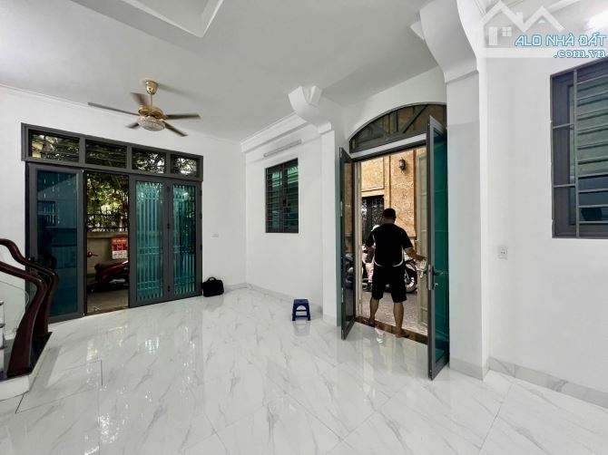 LÔ GÓC. PHỐ VƯƠNG THỪA VŨ. ÔTÔ ĐỖ TRÁNH - 40m2 x 4 TẦNG - PHÂN LÔ THANH XUÂN