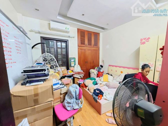 Bán nhà VÕ CHÍ CÔNG, Xuân La . Mặt ngõ thông, oto tránh, vào nhà. Giá cả hợp lý.