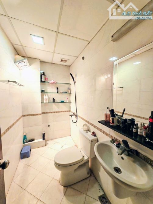 Bán nhà VÕ CHÍ CÔNG, Xuân La . Mặt ngõ thông, oto tránh, vào nhà. Giá cả hợp lý.