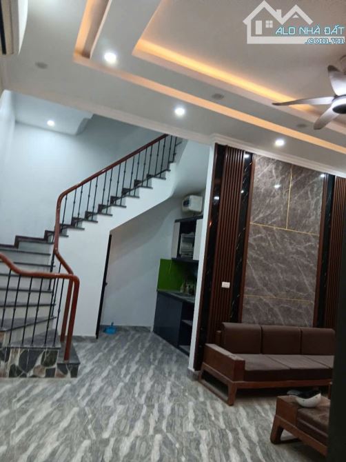 Cho thuê NHÀ ĐẸP - Ô TÔ QUA phố Tam Khương - Đống Đa 42M X 4T giá 18 triệu