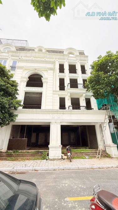 BÁN BIỆT THỰ LIỀN KỀ LOUIS ĐẠI MỖ - NHÀ THÔ HƯỚNG ĐÔNG NAM. 96m2 - 28 Tỷ.