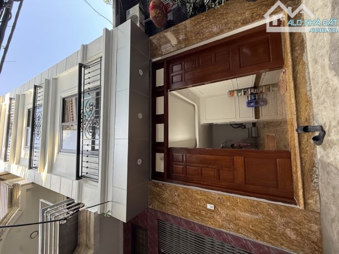 5 tầng thang máy, mặt ngõ ô tô thông, kinh doanh nằm trên phố Trần Đại Nghĩa.