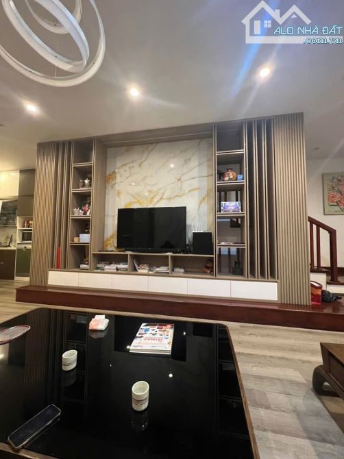 Bán Nhà Nguyên Hồng Đống Đa 60m2, 4 tầng, MT 4.2m, 15.3 tỷ, gara ô tô, 2 thoáng.