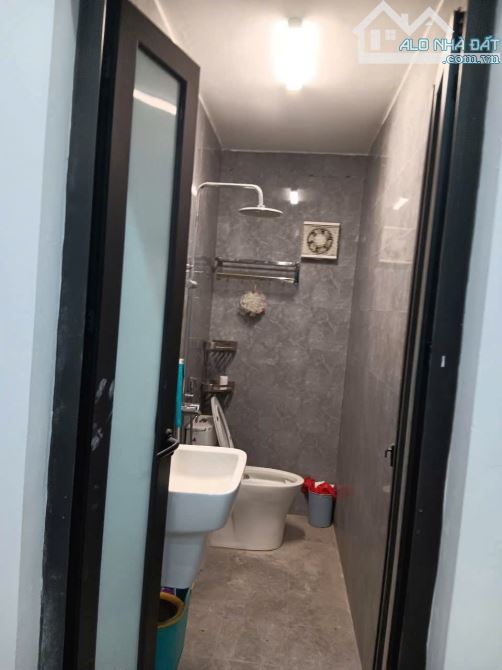 Cho thuê NHÀ ĐẸP - Ô TÔ QUA phố Tam Khương - Đống Đa 42M X 4T giá 18 triệu - 2