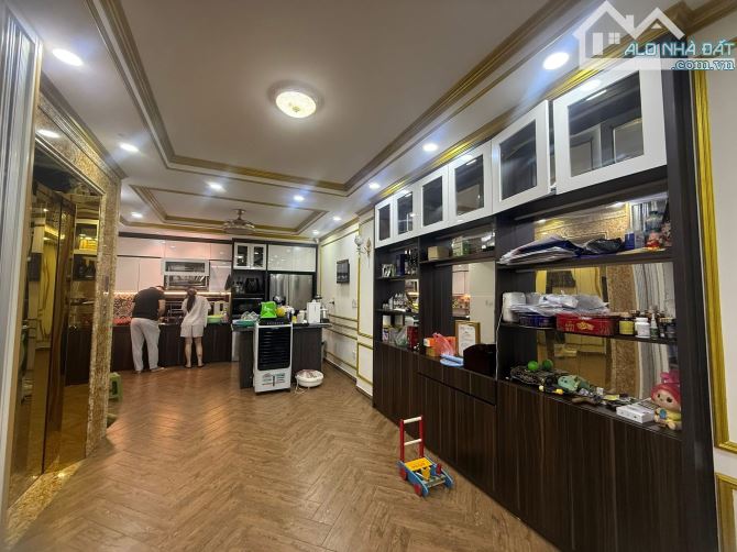 CẦU GIẤY, 60M x 8T, MT 4.8M - GARRA 3 Ô TÔ, 10M RA MẶT PHỐ NỘI THẤT XỊN - 2 MẶT THOÁNG