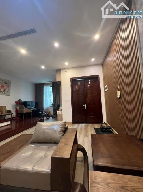 Bán Nhà Nguyên Hồng Đống Đa 60m2, 4 tầng, MT 4.2m, 15.3 tỷ, gara ô tô, 2 thoáng.