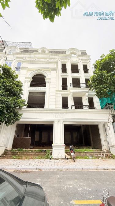 BÁN BIỆT THỰ LIỀN KỀ LOUIS ĐẠI MỖ - NHÀ THÔ HƯỚNG ĐÔNG NAM. 96m2 - 28 Tỷ.