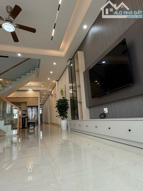 NHÀ MỚI FULL NỘI THẤT 303 YWANG CHƯA QUA CỔNG CHÀO