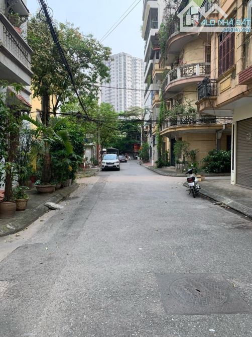 Lĩnh Nam - Phân lô vỉa hè 2 bên, nhà xây mới 100% - 70m*7T - 23.7 Tỷ - Vị trí cực đẹp