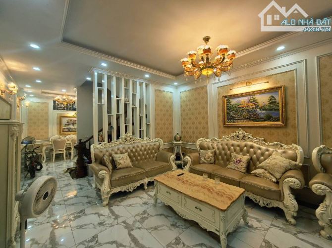 59 HOÀNG CẦU – PHÂN LÔ Ô TÔ – 10 BƯỚC RA VƯỜN HOA  Ngõ ô tô thông, phân lô, vài bước ra Vư