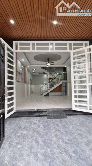 Giá 3,6 tỷ. Bán nhà lầu đẹp gần Vincom Tân Mai, Sổ thổ cư, đường ô tô. 5,2x13m.