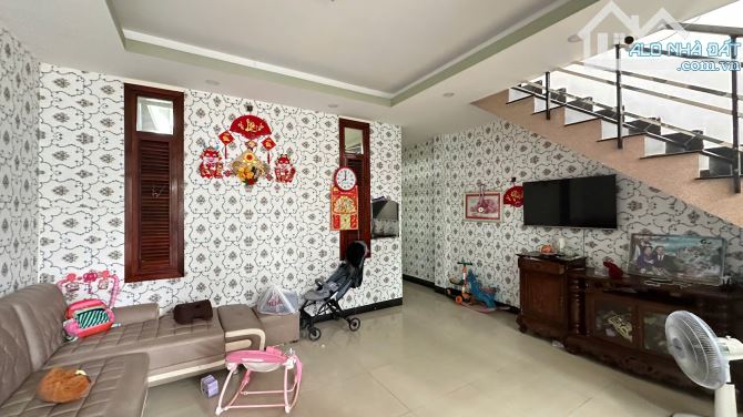 NHÀ 2 TẦNG HẺM Ô TÔ NGUYỄN KHUYẾN NGAY SAU CHỢ VĨNH HẢI CHỈ 4.2 TỶ