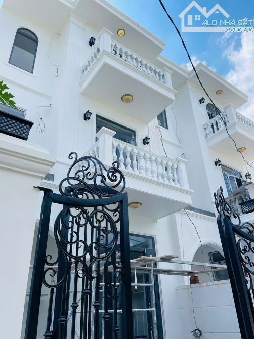 Nhà 3 Tầng Tân cổ điển đầy đủ nội thất - cách Phạm Văn Đồng 100m - giá chỉ 3.6x Tỷ ( TL )