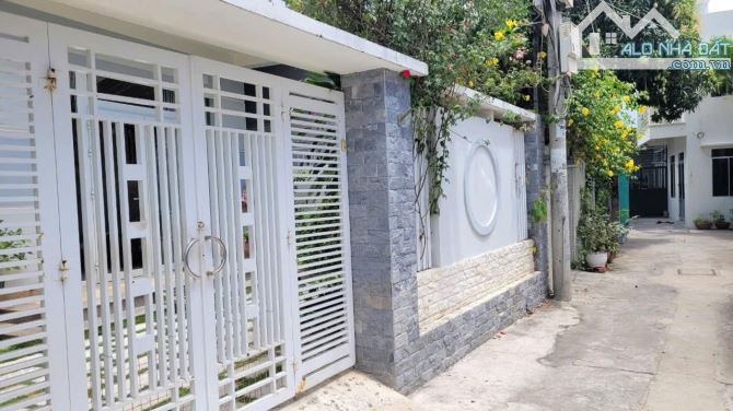 Bán nhà sân vườn hẻm oto Phú Đức 213m2 ngang 8m giá 9.5 tỷ