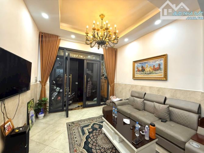 NGAY CV LÀNG HOA -NHÀ MỚI 3 TẦNG - HẺM XE HƠI MỘT TRỤC - 4 PHÒNG NGỦ, TẶNG FULL NỘI THẤT C