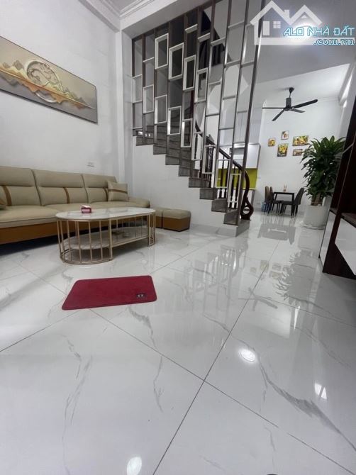 Bán nhà Kim Ngưu, 5 tầng, sổ đỏ riêng, chỉ hơn 5 tỷ