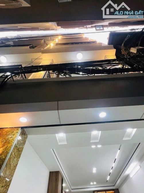 Nhà đẹp Cầu Giấy, 20m ra đường ô tô, thông các ngả, gần nhiều trường ĐH, 7 tầng, hơn 12 tỷ
