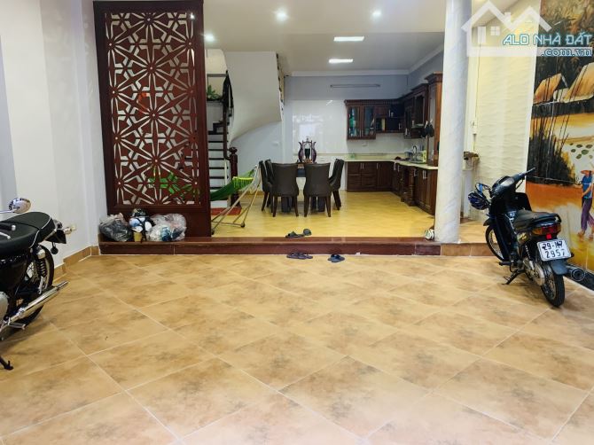 Nhà mới đẹp Quốc Tử Giám 75m2x5T MT5m oto đỗ cửa vào nhà 2 chiếc sẵn đồ cơ bản 30tr