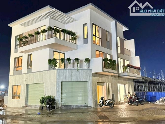 Nhà ở phố Thương mại vị trí đẹp, thoáng mát, mặt tiền đường rộng lớn