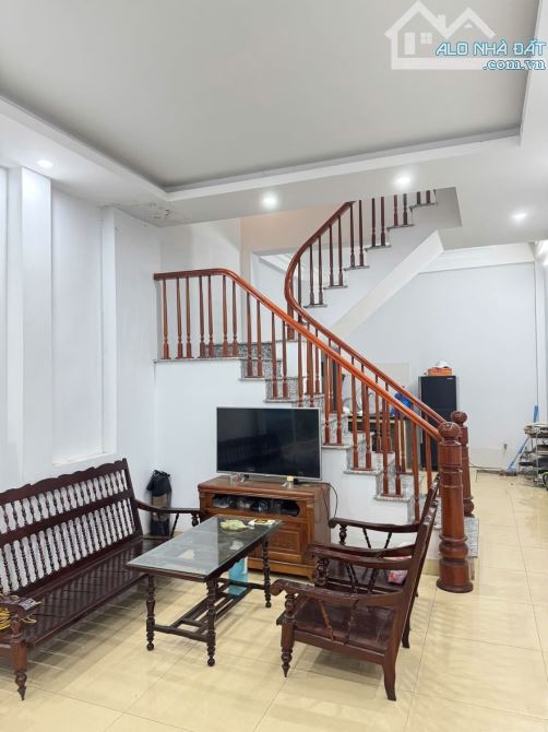 Bán nhà Ngọc Thuỵ, Long Biên 40 mét X 5 tầng, ngõ 3 gác dân xây gần chợ Ngọc Thuỵ 6.7 tỷ