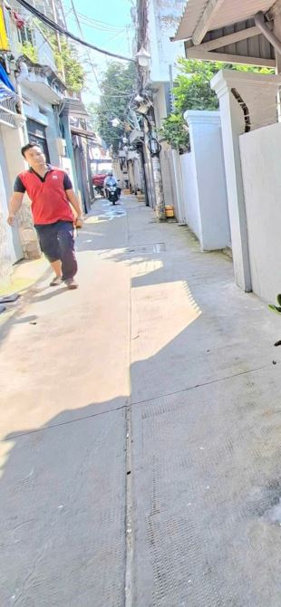 CHỦ ĐI ĐỊNH CƯ CẦN BÁN GẤP :  NHÀ GẦN SÂN BAY - XÂY Ở KIÊN CỐ  - KHU AN NINH CAO - GIÁ CỰC