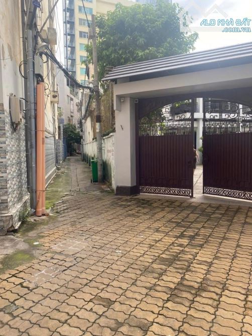Cần Bán MT đường thụt Trần Huy Liệu, P11, Q.Phú Nhuận. DT: 28x50m, DTCN 972,4m. Gía 320 Tỷ