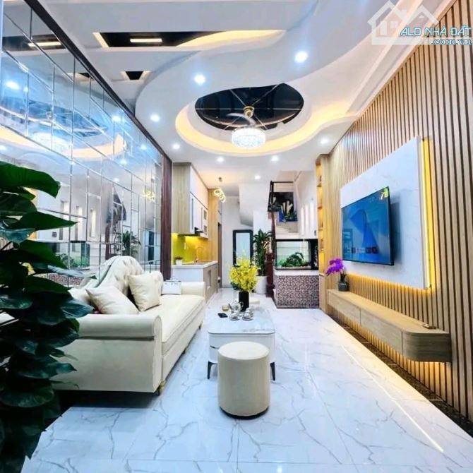 Hồ Tùng Mậu - 36m2 nở hậu - 5 tầng full nội thất sát phố chỉ 8 tỷ