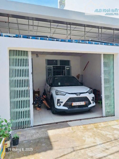 Nhà 73m2 ( ngang đẹp 5m7) ô tô ngủ trong nhà- đi bộ ra chợ Bùi Dương Lịch-ịch- Hồ Văn Long